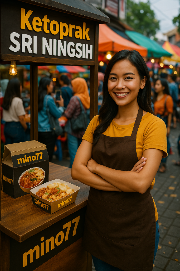 Sri Ningsih muda, penjual ketoprak di Magelang, tersenyum di depan gerobaknya dengan kotak makanan berlogo mino77.