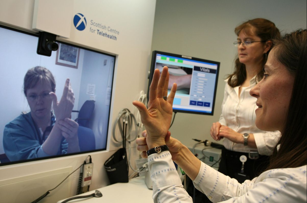 Pasien melakukan konsultasi dokter secara online melalui layanan telemedis di era kesehatan digital